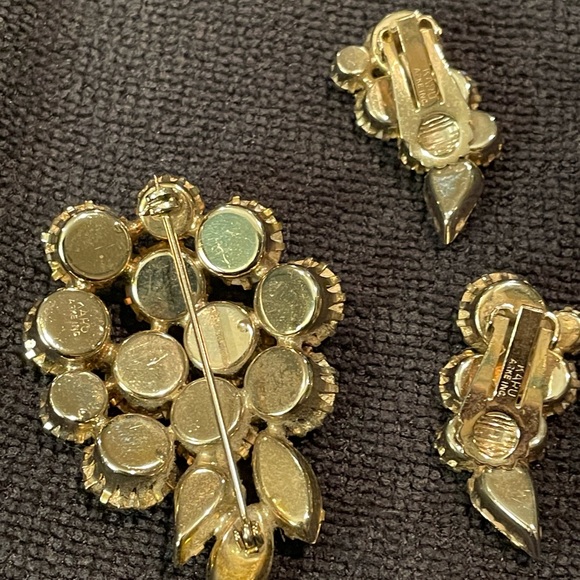 Karu Arke Inc brooch and clip on earrings - Picture 4 of 7